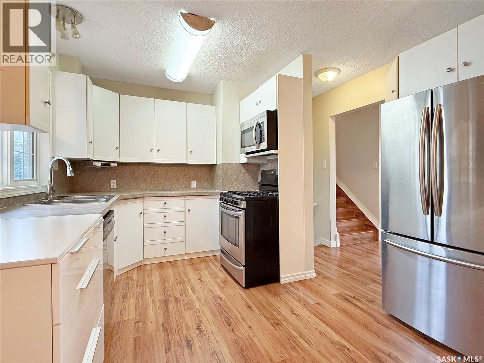 943 11th Avenue Ne, Swift Current, Saskatchewan  S9H 2V5 - Photo 4 - SK051144