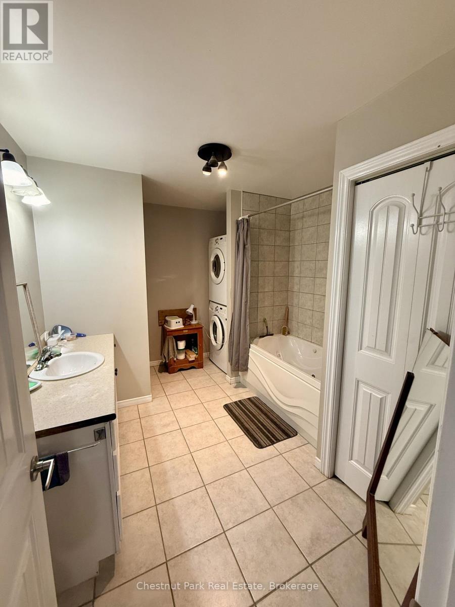 1041 Holiday Park Drive, Bracebridge (Macaulay), Ontario  P1L 1W9 - Photo 10 - X14085044