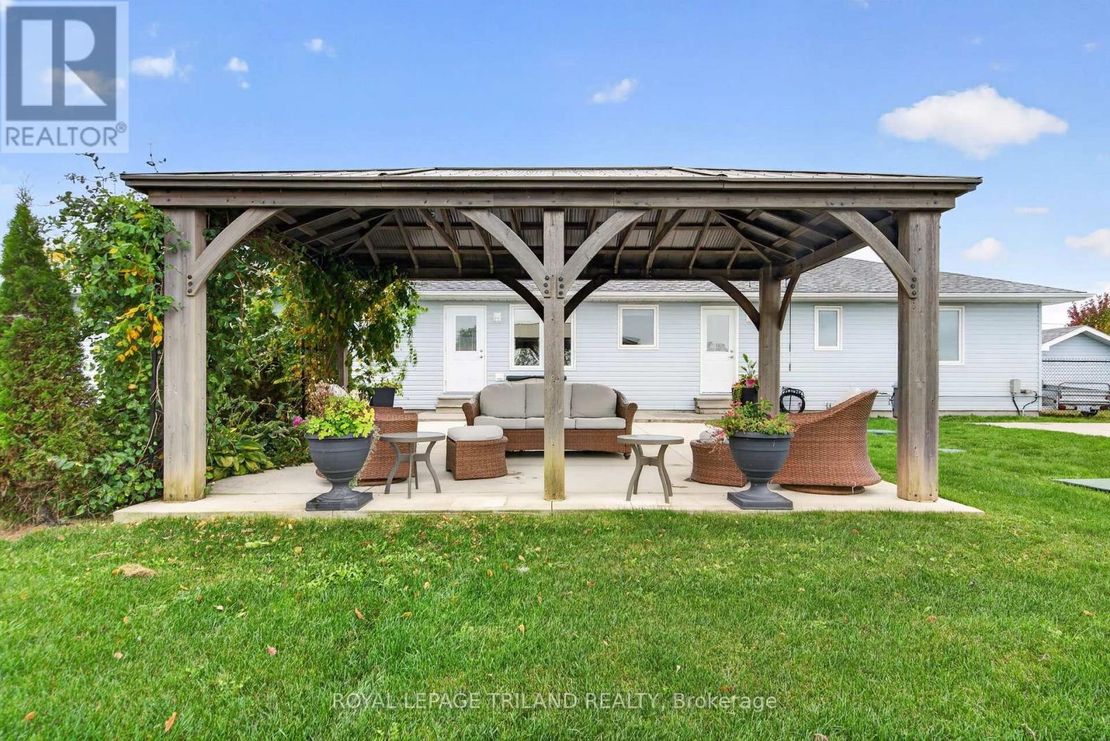 8578 Vance Drive, Lambton Shores, Ontario  N0N 1J7 - Photo 4 - X14085166