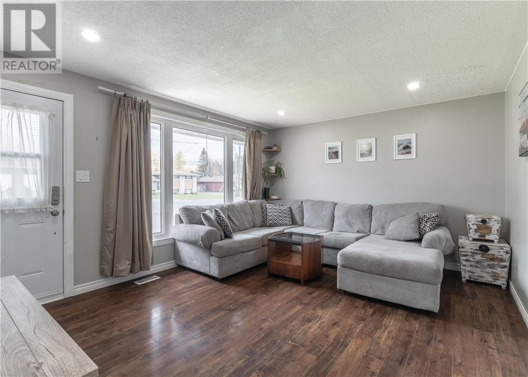 4995 Coleen Avenue, Hanmer, Ontario  P3P 1H3 - Photo 2 - 2130952