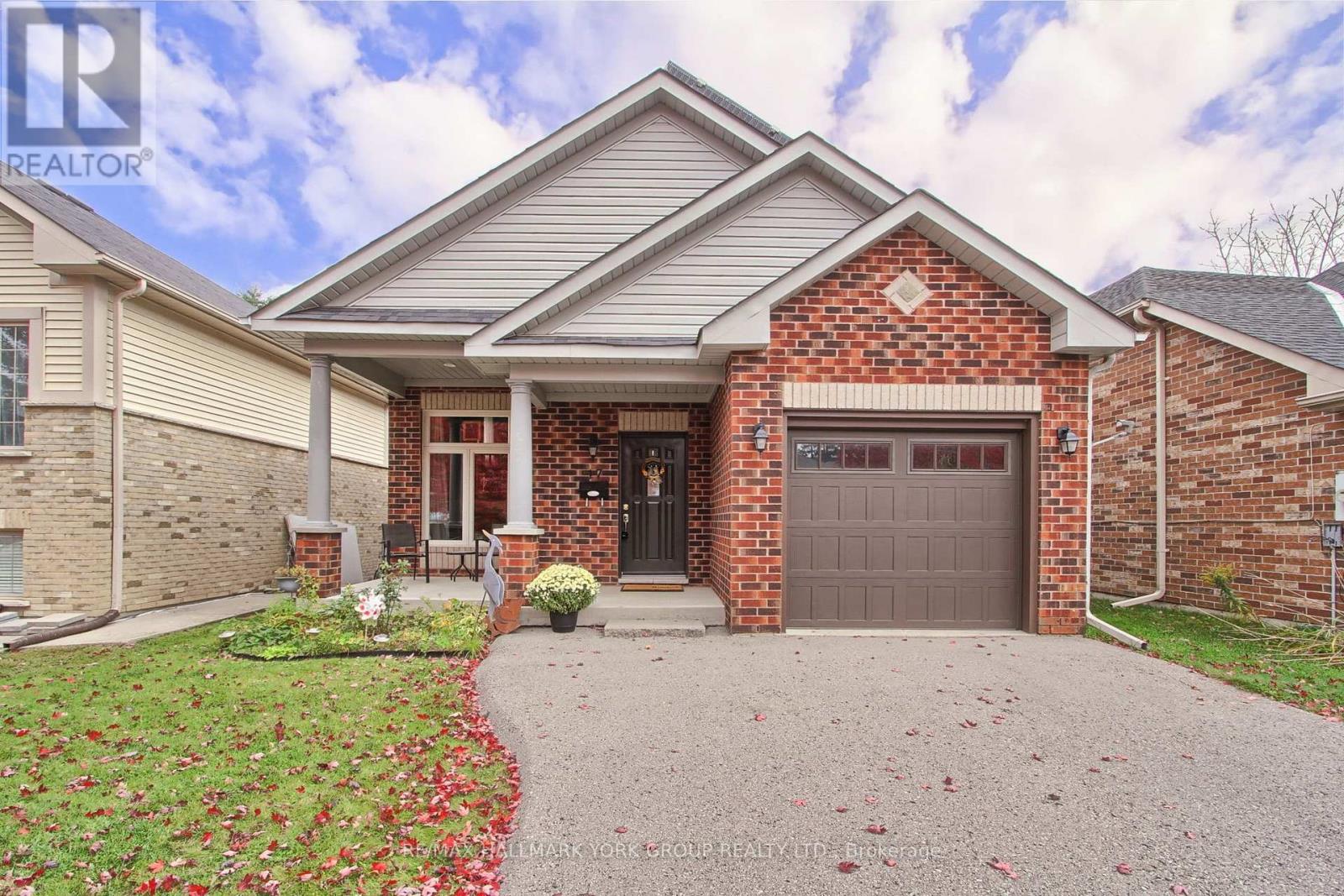 17 HILLVIEW DRIVE, Newmarket, Ontario
