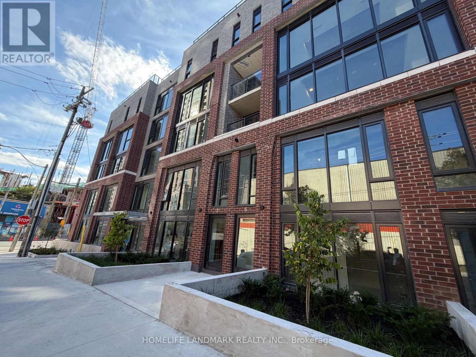 2 Floor - 1 Vine Avenue, Toronto, Ontario  M6P 0C8 - Photo 2 - W13842276