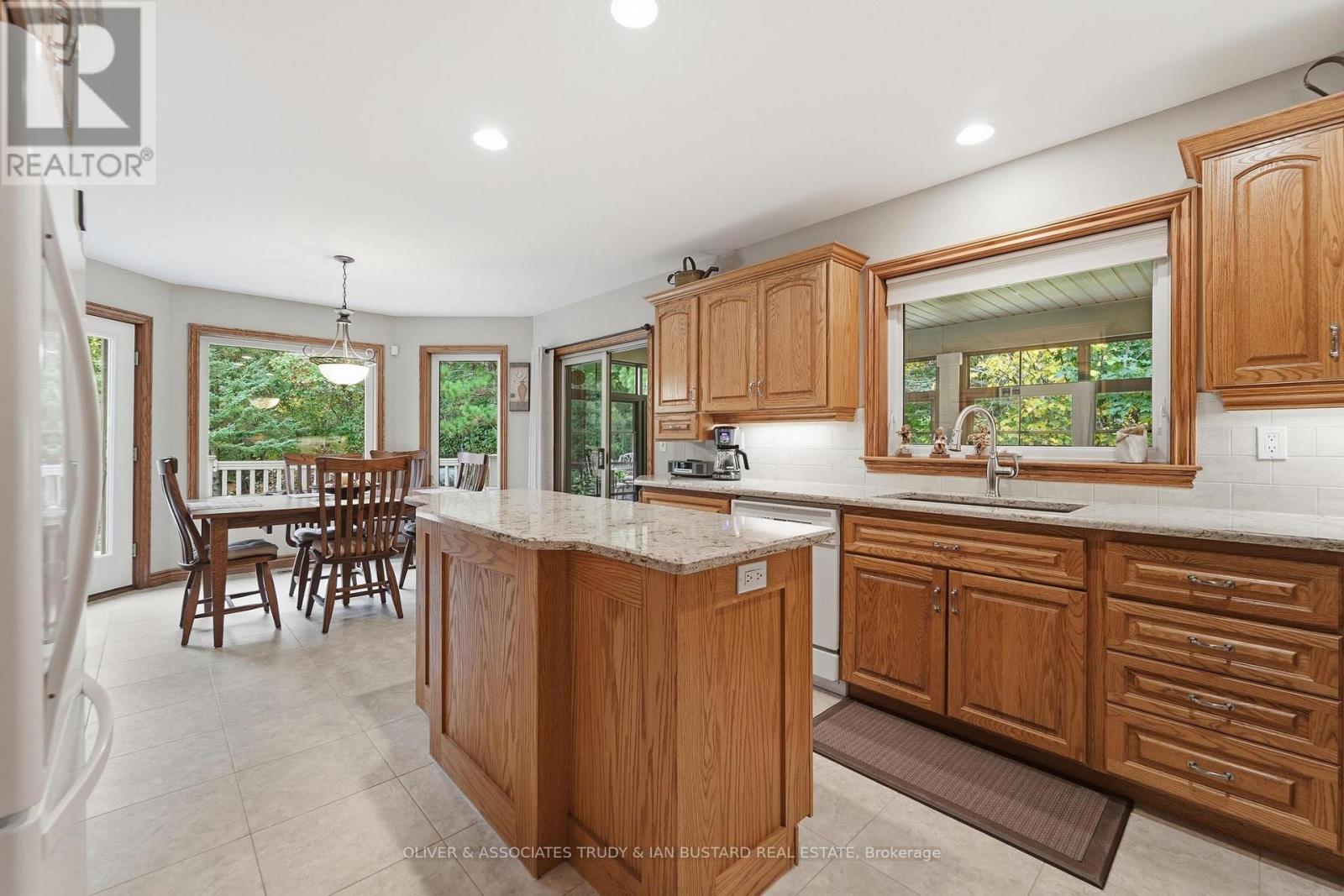 10075 Jennison Crescent, Lambton Shores, Ontario  N0M 1T0 - Photo 10 - X14085380