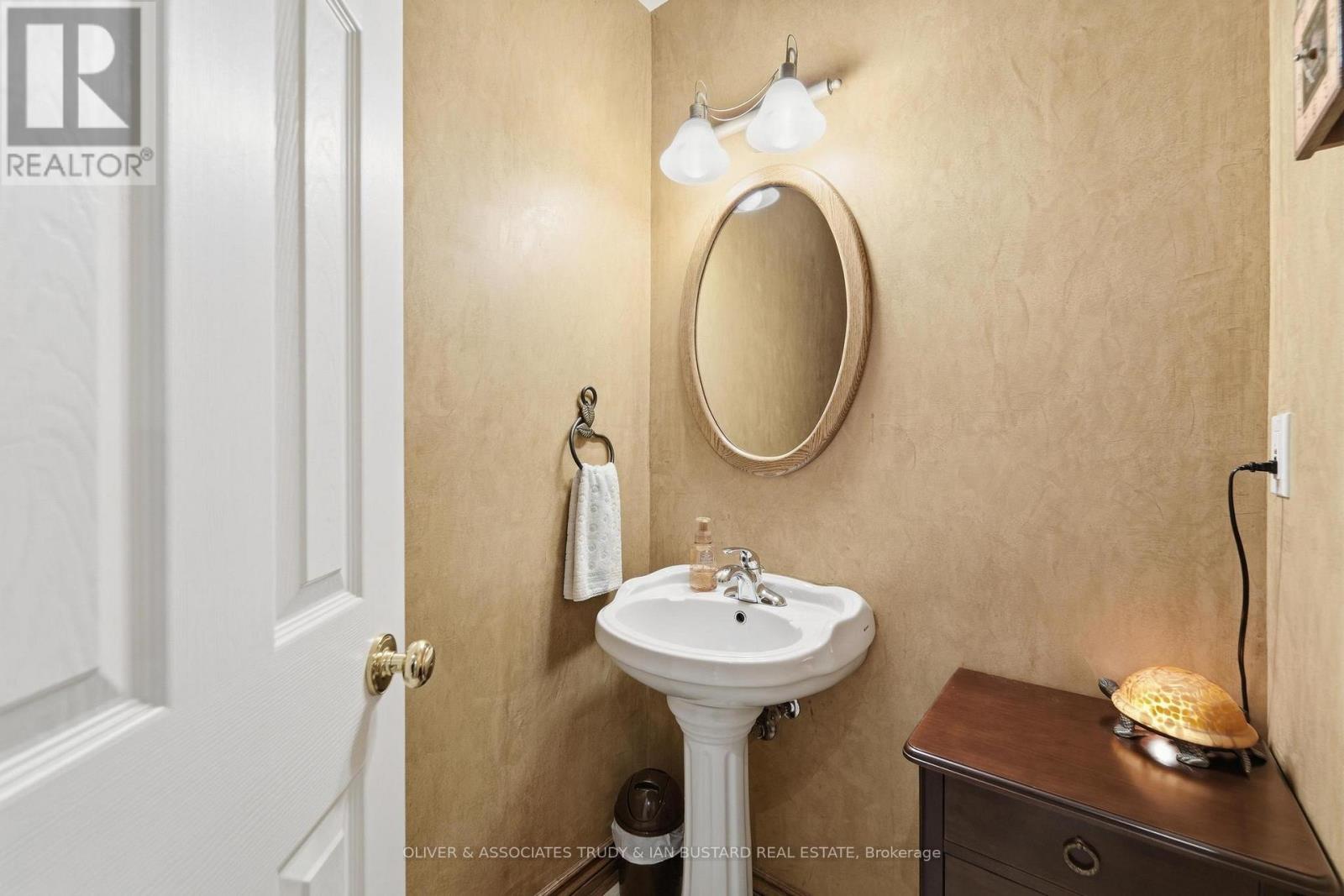10075 Jennison Crescent, Lambton Shores, Ontario  N0M 1T0 - Photo 15 - X14085380