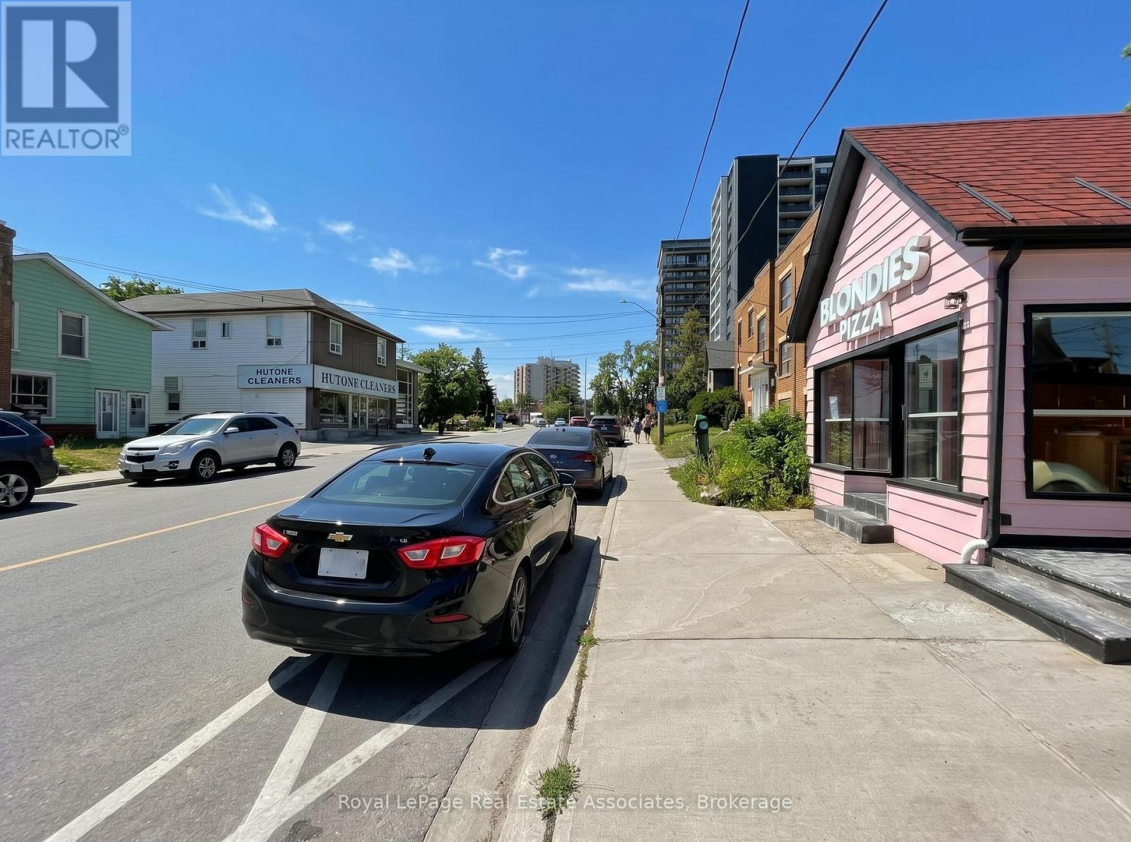 11 Stavebank Road N, Mississauga, Ontario  L5G 2T3 - Photo 3 - W13789342
