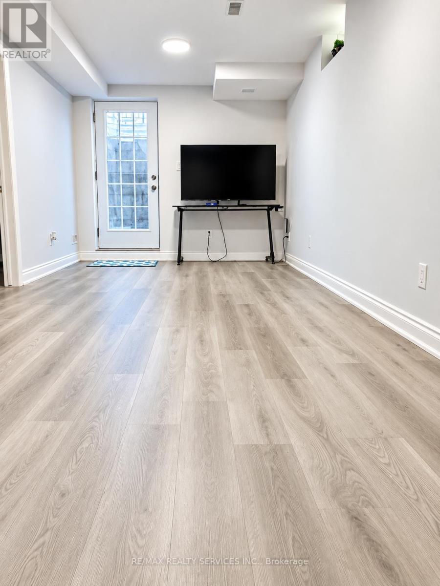Basement - 25 Dale Meadows Road, Brampton, Ontario  L7A 4Z8 - Photo 2 - W14085524