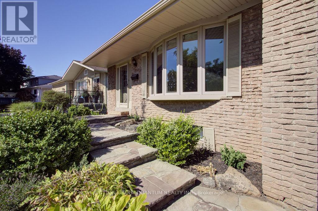 462 Withnell Crescent, Oakville, Ontario  L6L 3L9 - Photo 3 - W14085536