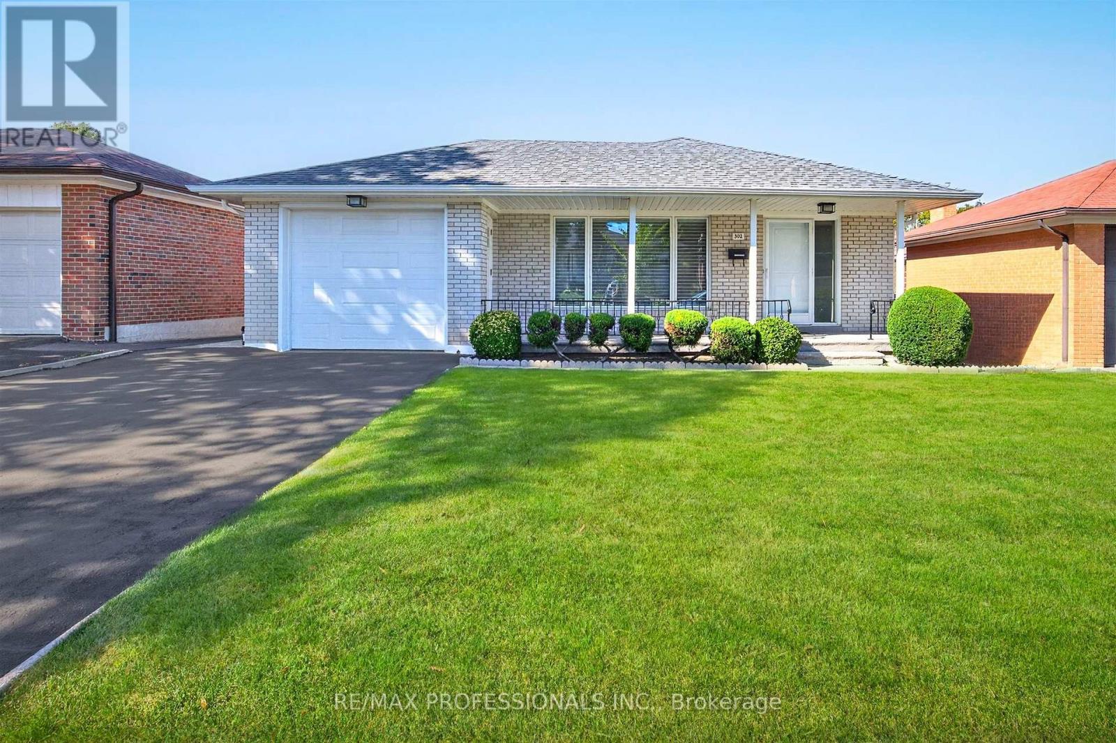 302 La Rose Avenue, Toronto, Ontario  M9P 1B9 - Photo 1 - W14085694