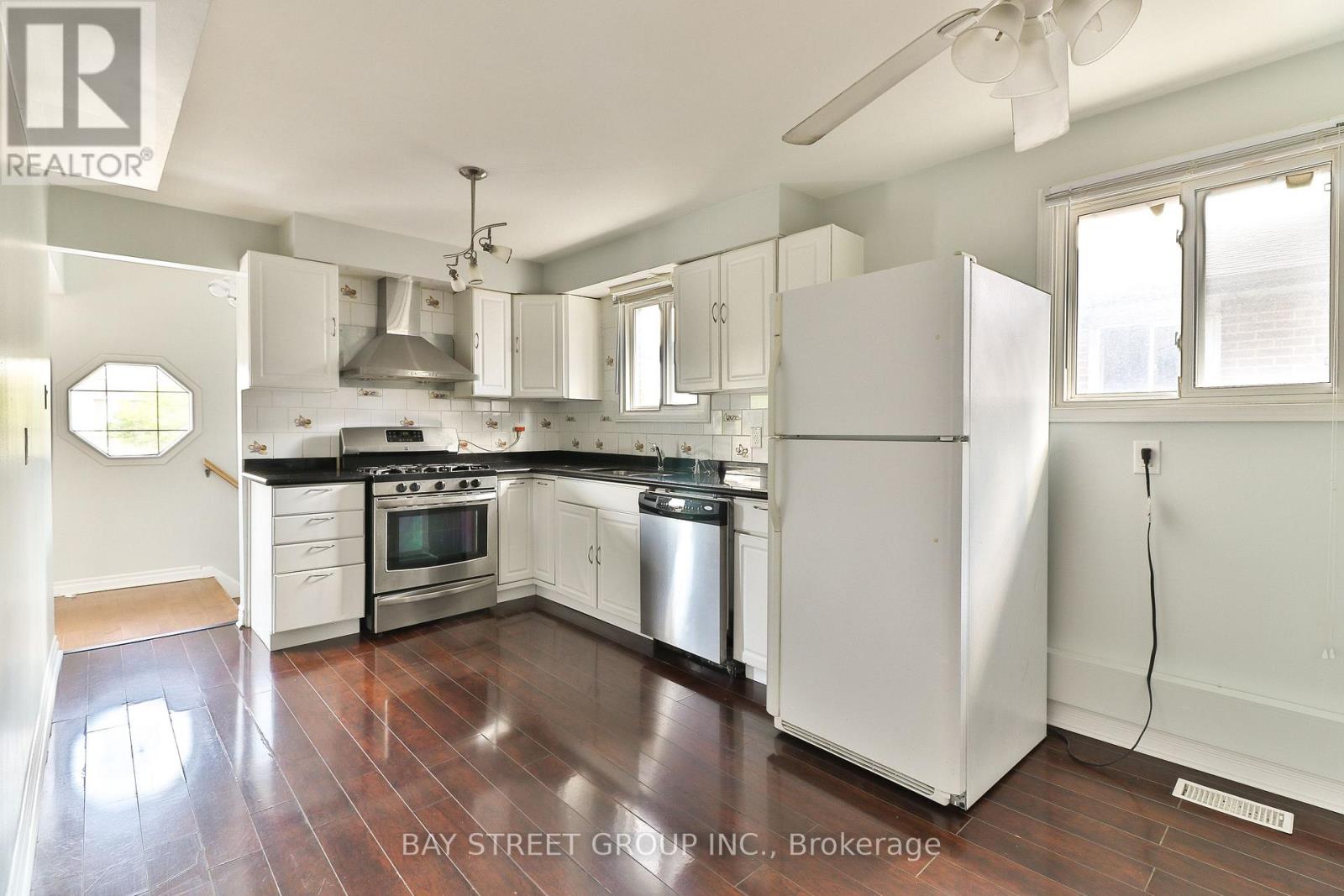 Upper Unit - 489 Fergo Avenue, Mississauga, Ontario  L5B 2J2 - Photo 4 - W14085758