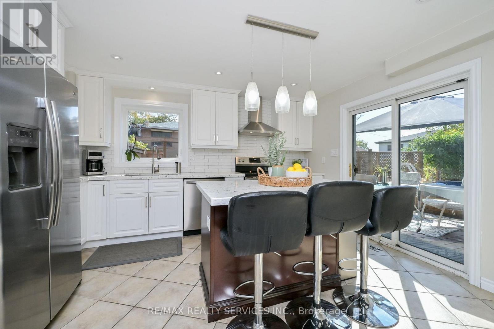 10 Danesbury Crescent, Brampton, Ontario  L6T 1T3 - Photo 4 - W14085840
