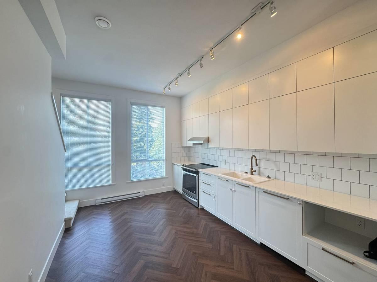 15828 27 AVE