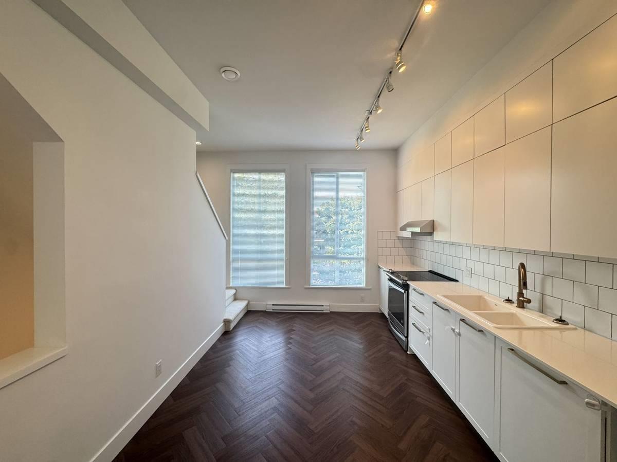 15828 27 AVE