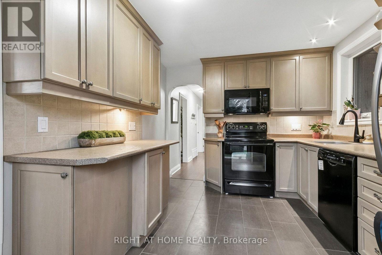 19 Flempton Crescent, Toronto, Ontario  M1K 3B3 - Photo 14 - E14086024
