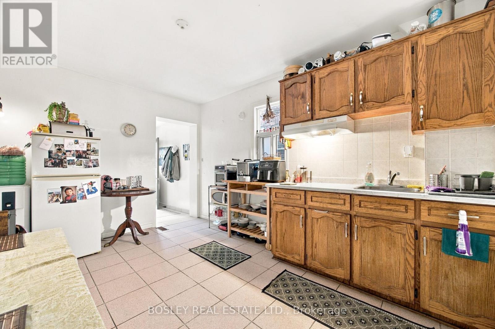 15 Lumbervale Avenue, Toronto, Ontario  M6H 1C7 - Photo 11 - C14086068