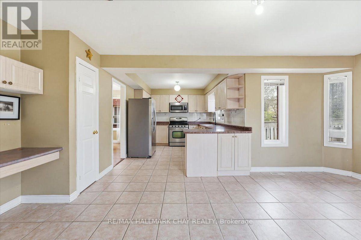 Main/upper - 484 Ferndale Drive N, Barrie, Ontario L4N 0S1 - Photo 10 - S14085326