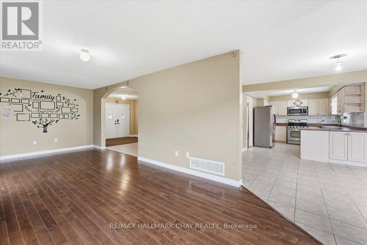 Main/upper - 484 Ferndale Drive N, Barrie, Ontario L4N 0S1 - Photo 9 - S14085326