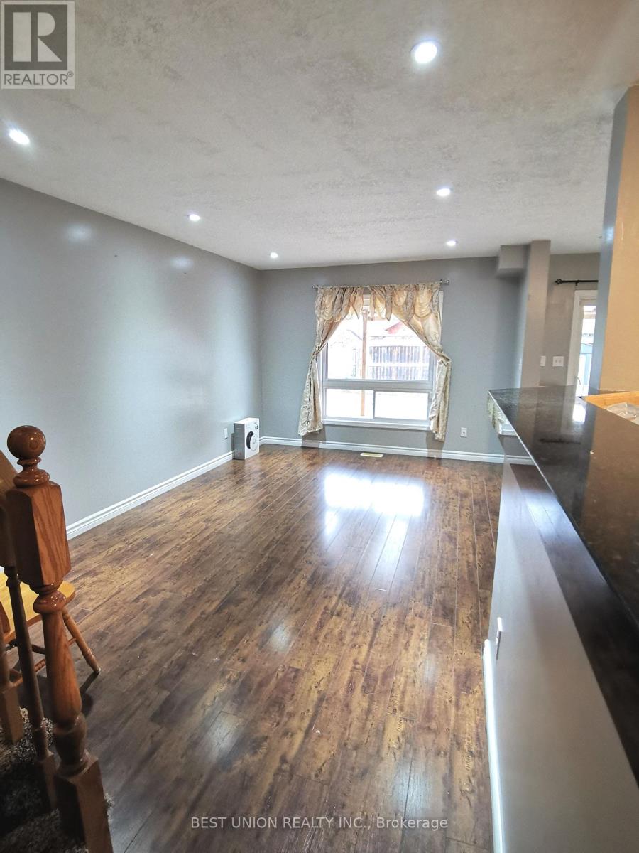 229 Featherstone Crescent, Kitchener, Ontario  N2R 1Z3 - Photo 2 - X13880120