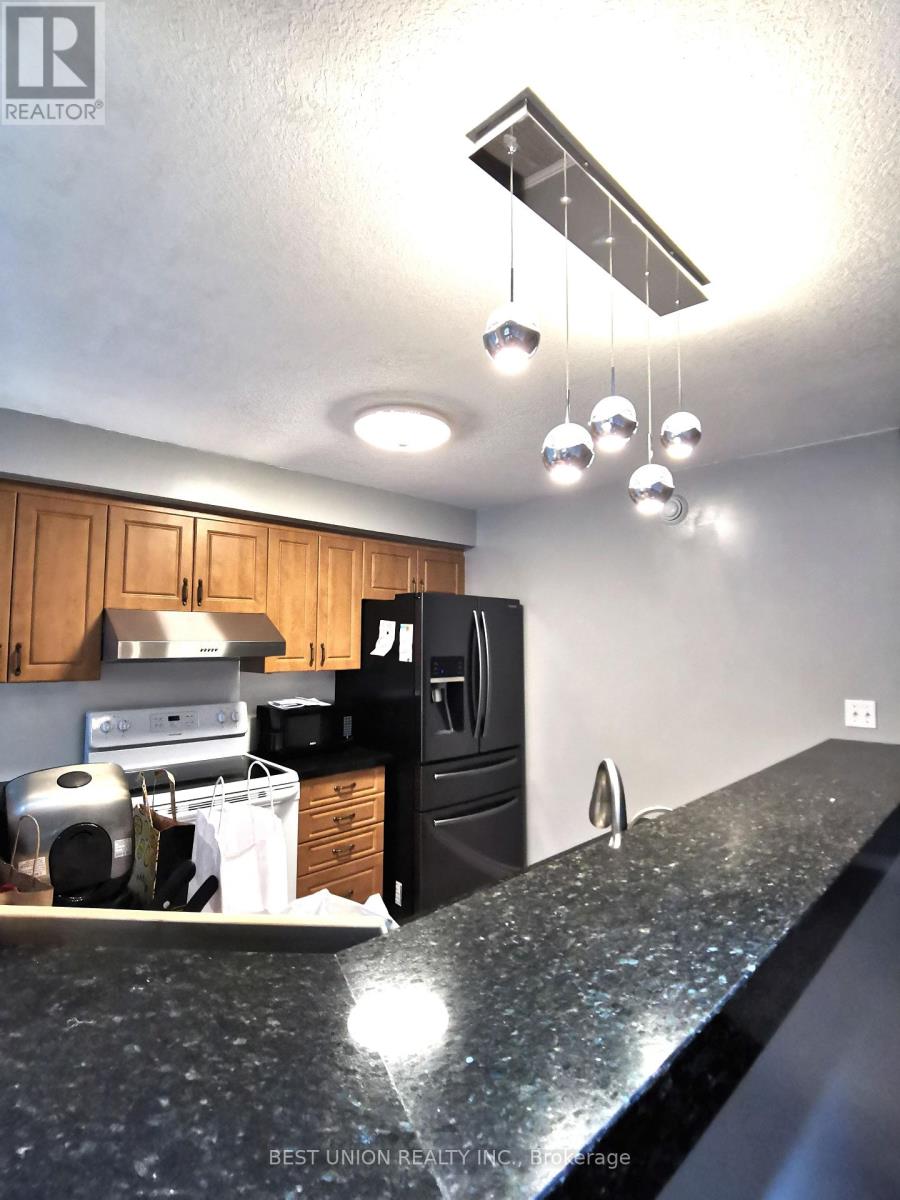 229 Featherstone Crescent, Kitchener, Ontario  N2R 1Z3 - Photo 6 - X13880120
