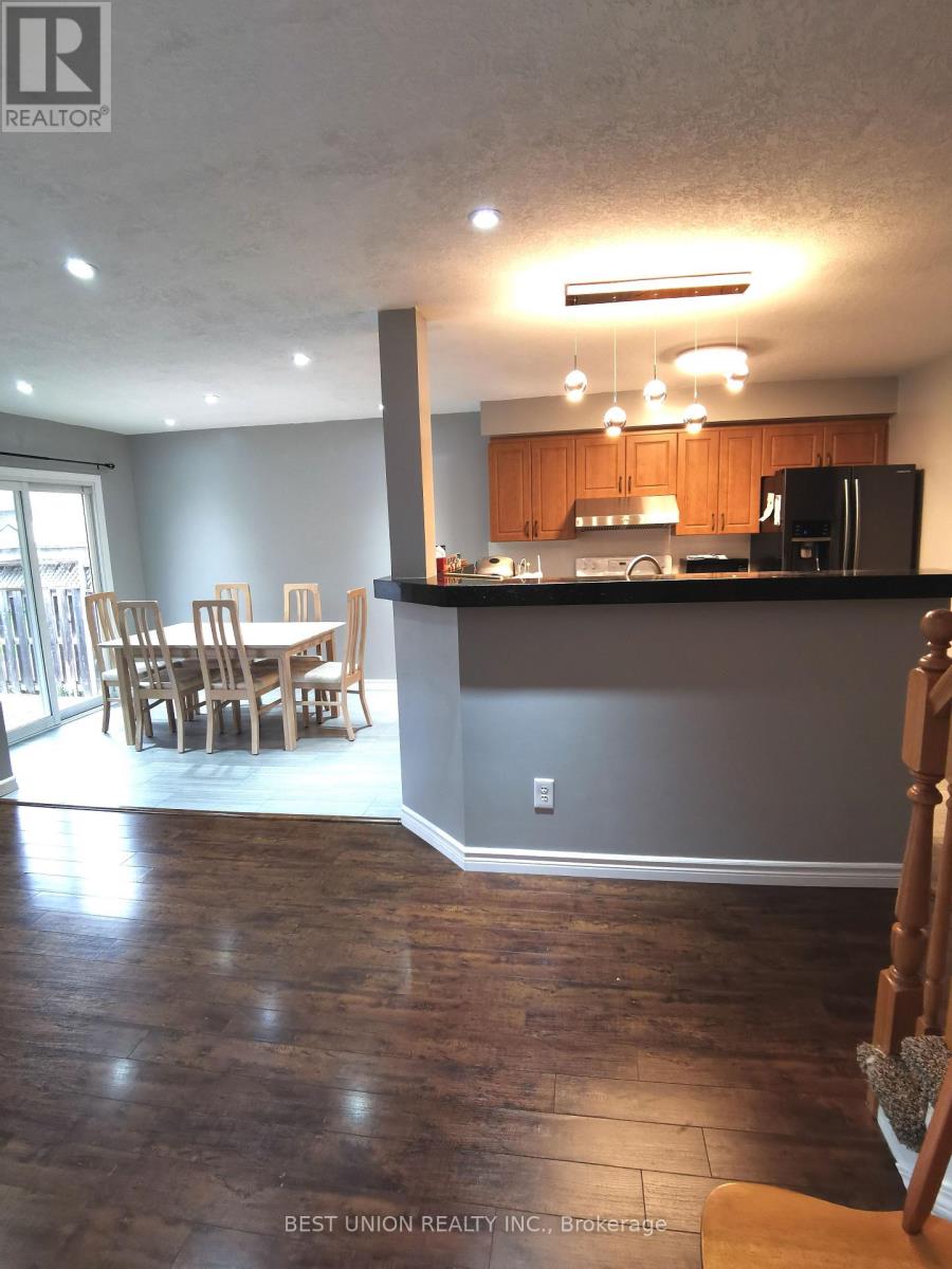 229 Featherstone Crescent, Kitchener, Ontario  N2R 1Z3 - Photo 3 - X13880120
