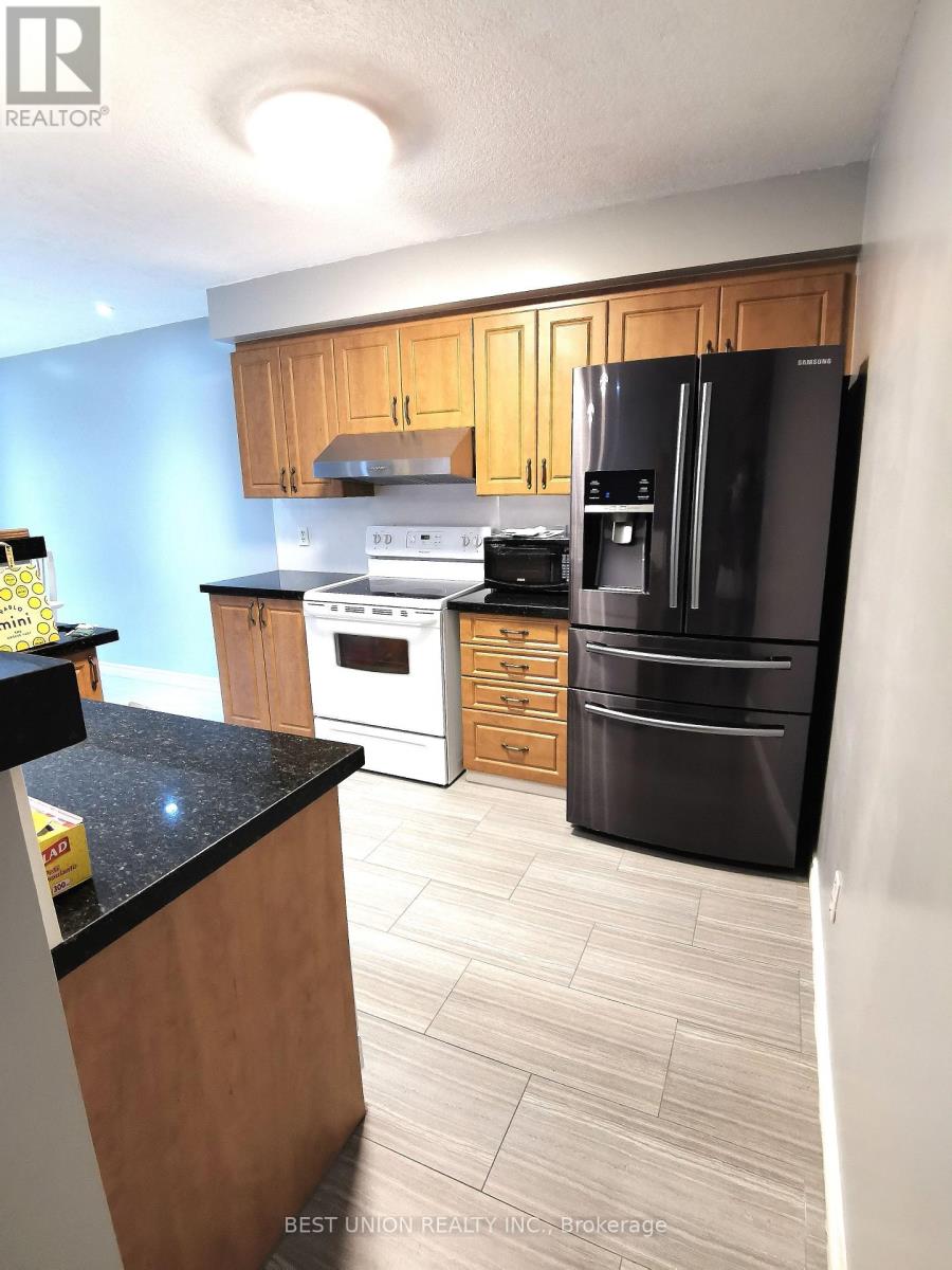 229 Featherstone Crescent, Kitchener, Ontario  N2R 1Z3 - Photo 5 - X13880120