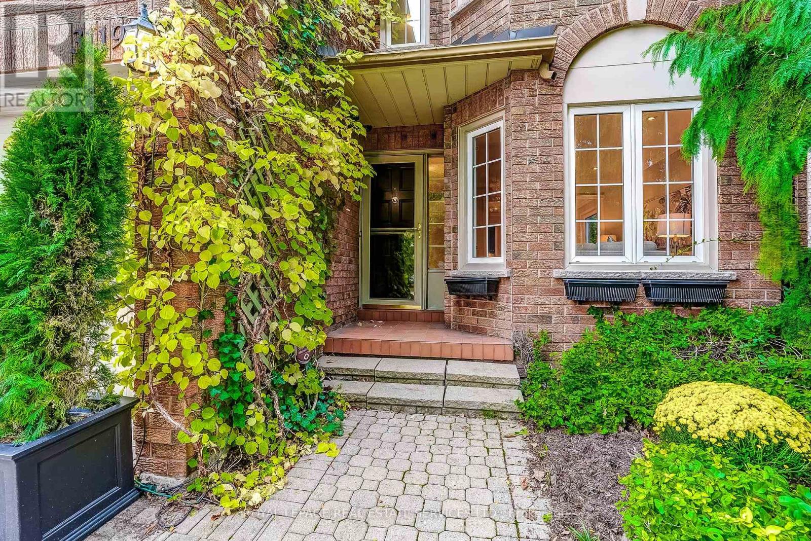 3119 Dover Crescent, Mississauga, Ontario  L5L 5V3 - Photo 2 - W14086376
