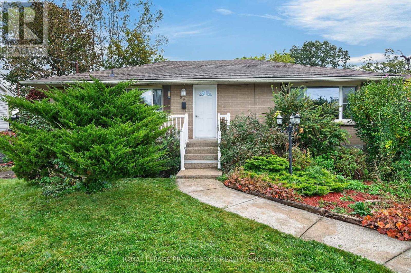 39 Fairfield Boulevard, Loyalist, Ontario K7N 1L3 - Photo 2 - X14086476