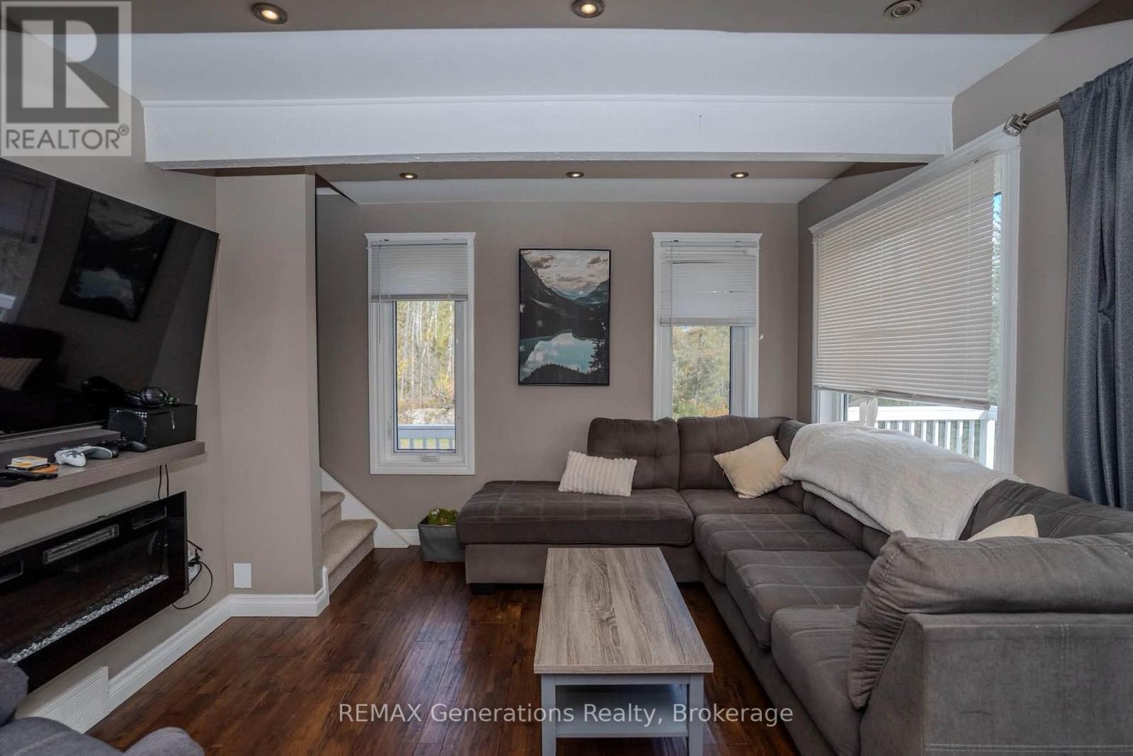 475 Hazelwood Drive, Thunder Bay, Ontario  P7G 1Y5 - Photo 2 - X14086498