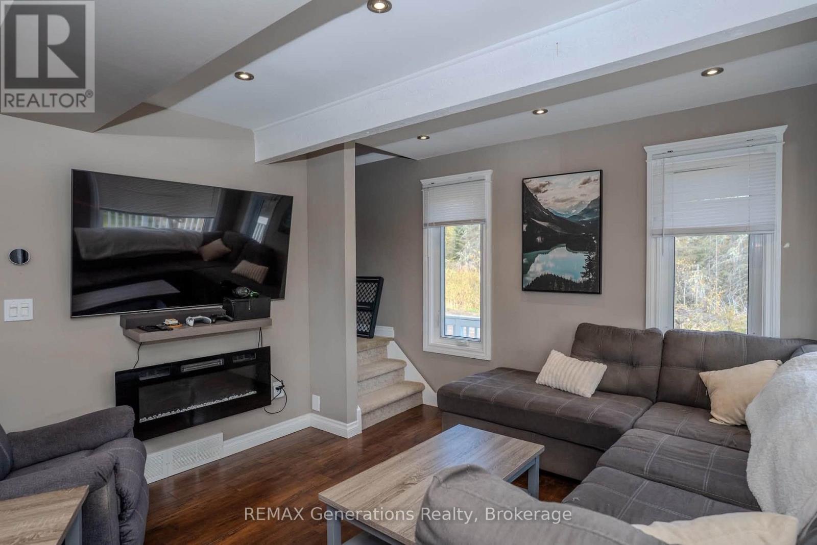 475 Hazelwood Drive, Thunder Bay, Ontario  P7G 1Y5 - Photo 3 - X14086498