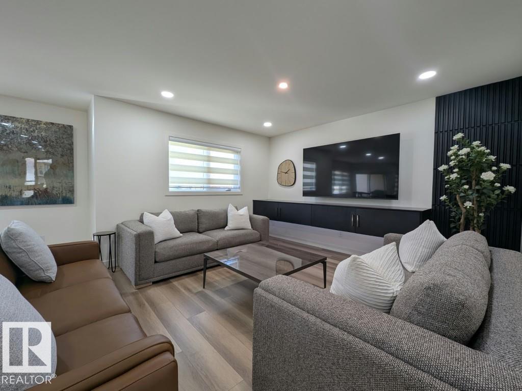 10672 153 AV NW
