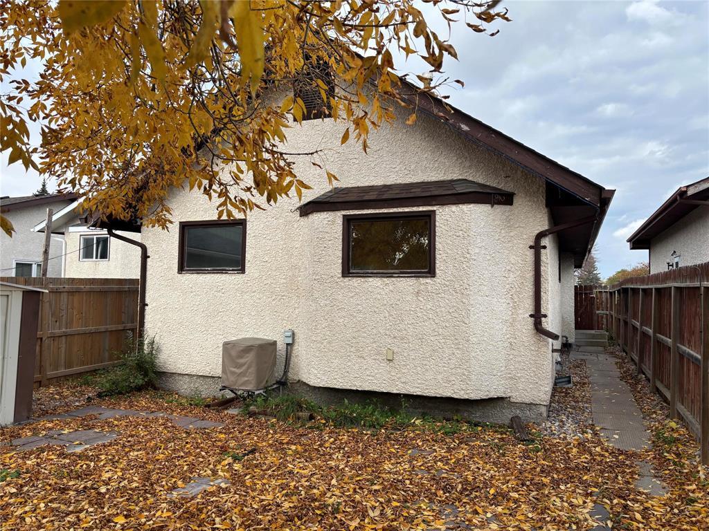 942 Summerside Avenue Winnipeg Manitoba Canada R3T3A9 3