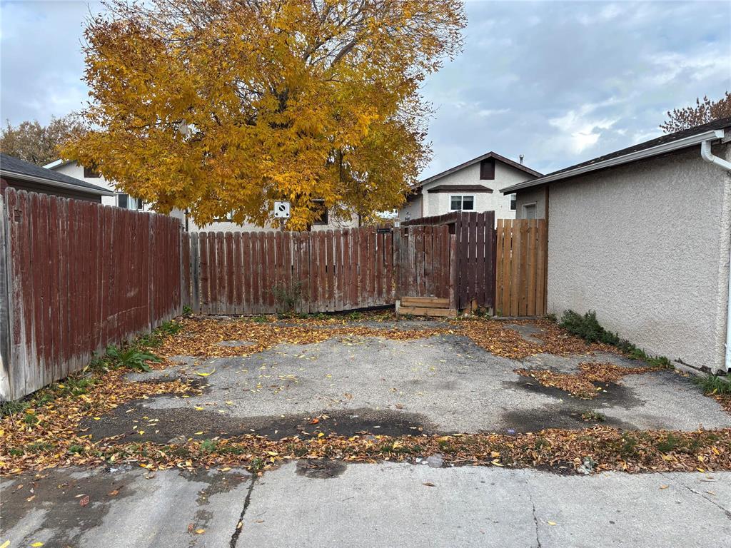 942 Summerside Avenue Winnipeg Manitoba Canada R3T3A9 4