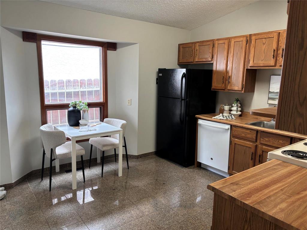 942 Summerside Avenue Winnipeg Manitoba Canada R3T3A9 5