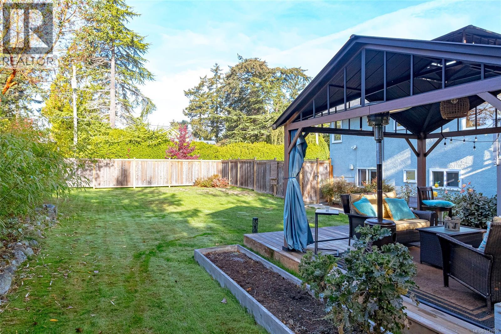 3945 Dawe Rd, Saanich, British Columbia  V8N 4H5 - Photo 65 - 1049209