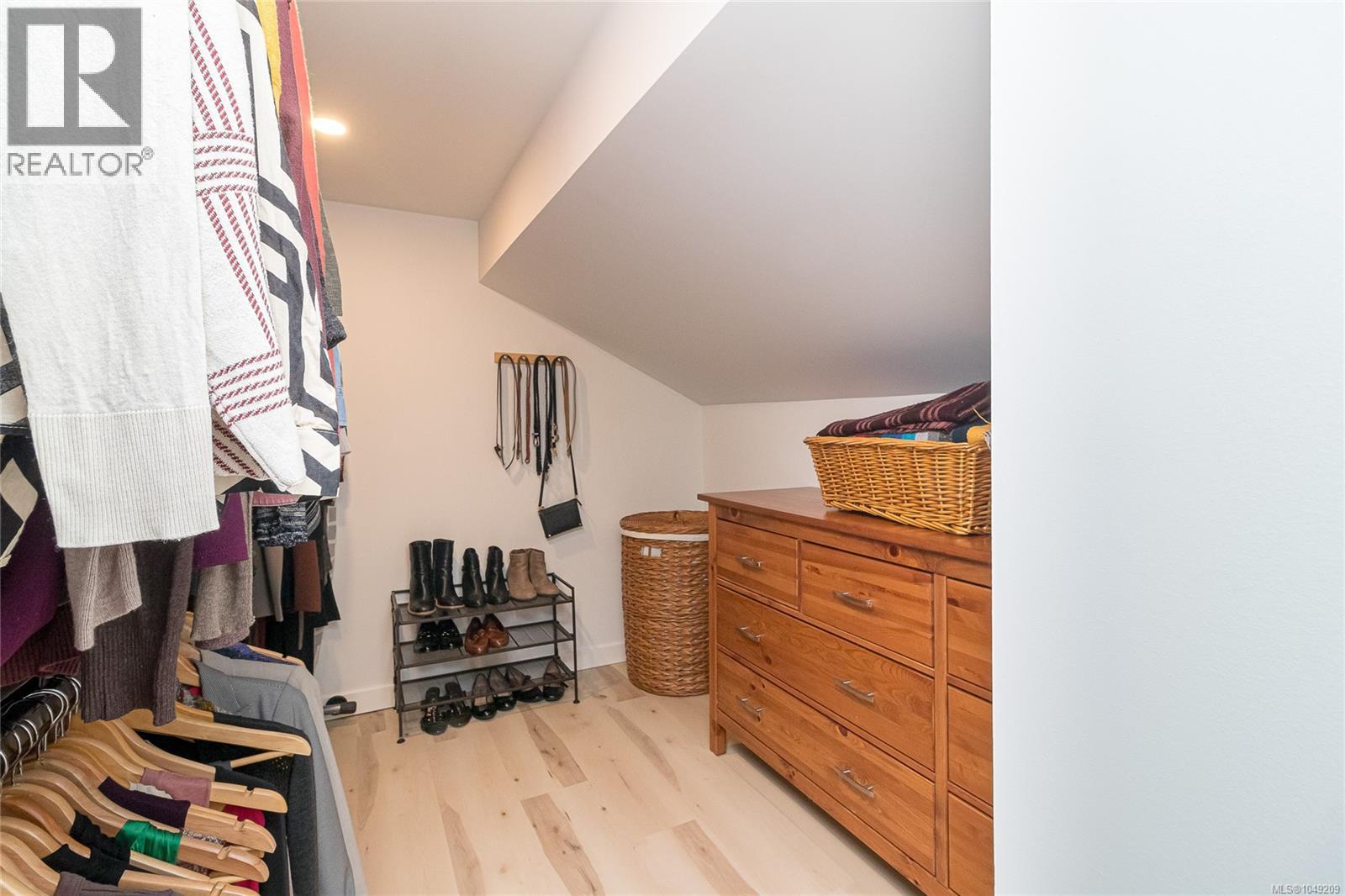 3945 Dawe Rd, Saanich, British Columbia  V8N 4H5 - Photo 60 - 1049209