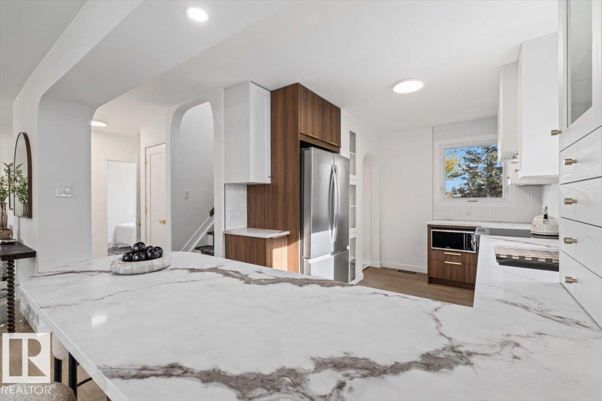8671 76 ST NW