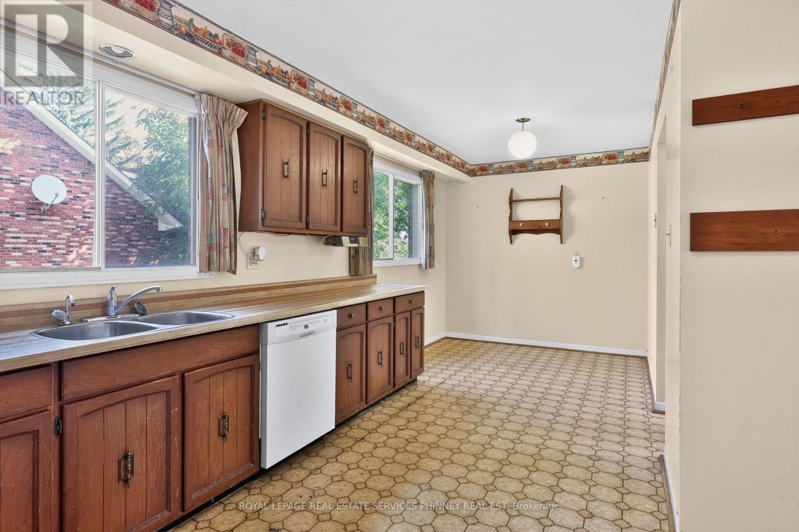 1353 Bunsden Avenue, Mississauga, Ontario  L5H 2B3 - Photo 9 - W14086974
