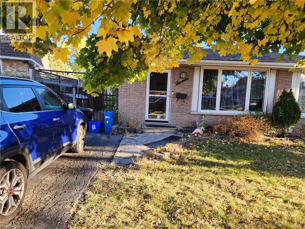 16 Glebe Court, Hamilton, Ontario  L9C 6B1 - Photo 2 - 40871924
