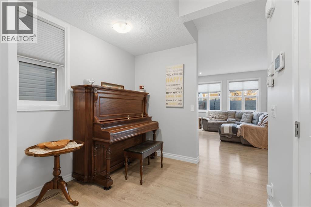 411 Hillcrest Circle Sw, Airdrie, Alberta  T4B 4B2 - Photo 7 - A2352664