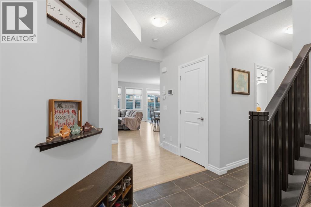 411 Hillcrest Circle Sw, Airdrie, Alberta  T4B 4B2 - Photo 6 - A2352664