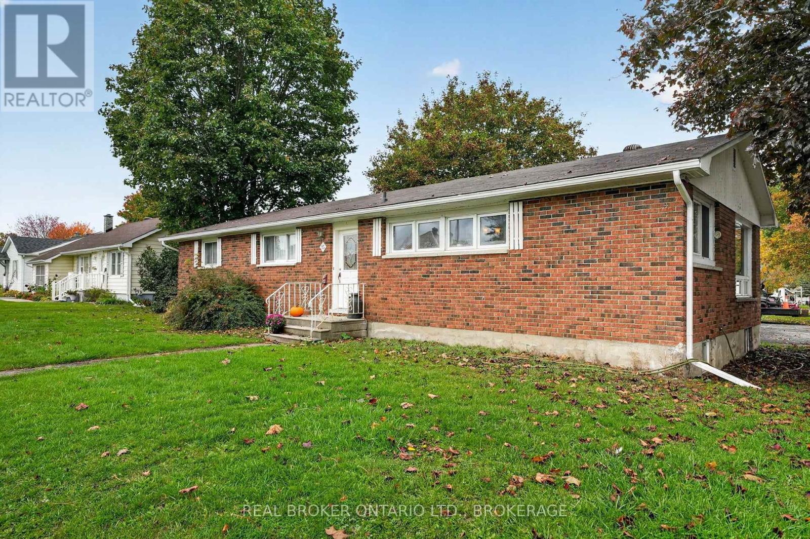 15 Gray Avenue, South Stormont, Ontario K0C 1P0 - Photo 3 - X14087316
