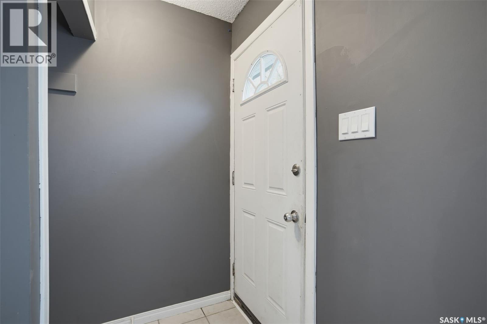 706 S Avenue N, Saskatoon, Saskatchewan  S7L 3A3 - Photo 3 - SK051211