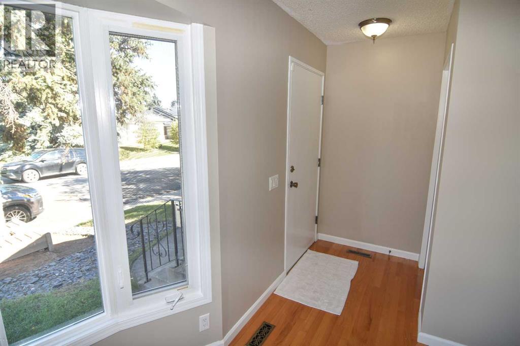 248 Bracewood Road SW, Calgary, Alberta  T2W 3C1 - Photo 3 - A2350192