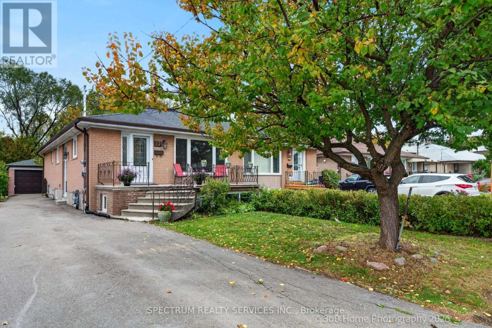 37 Newlin Crescent, Toronto, Ontario  M3L 1X5 - Photo 5 - W14087080
