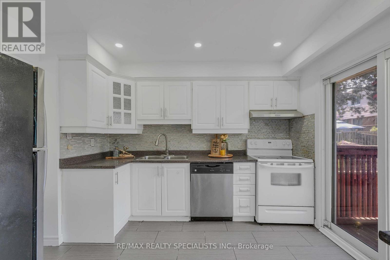 11 - 3525 Brandon Gate Drive, Mississauga (Malton), Ontario  L4T 3M3 - Photo 8 - W14087538
