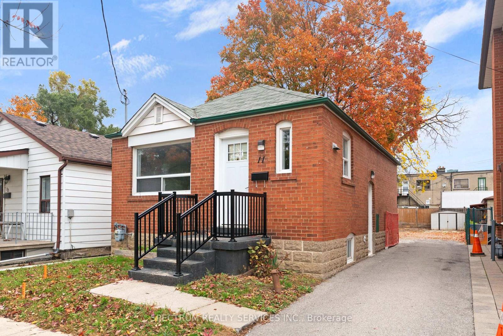 11 VIMY AVENUE, Toronto, Ontario