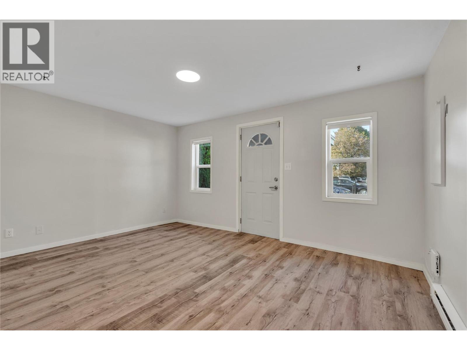 468 Wade Avenue W, Penticton, British Columbia  V2A 1V4 - Photo 3 - 10403811
