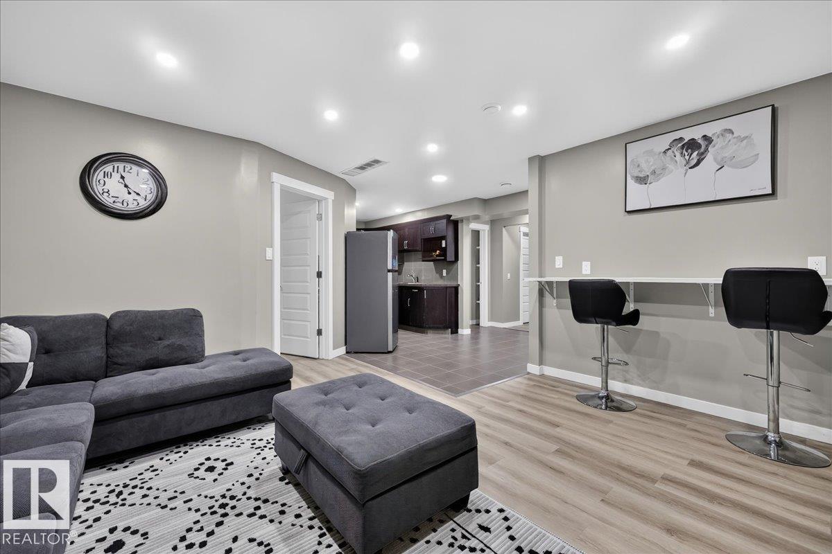 8515 19 AV SW