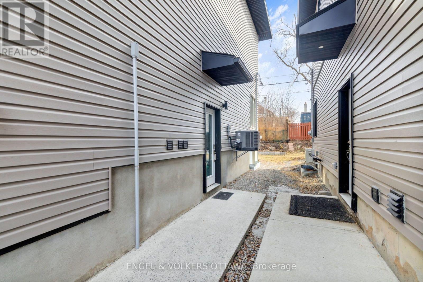 B - 151 Longpre N, Ottawa, Ontario  K1L 7J5 - Photo 2 - X14087842