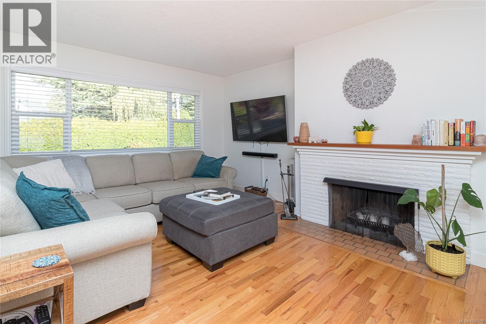 3945 Dawe Rd, Saanich, British Columbia  V8N 4H5 - Photo 4 - 1049209