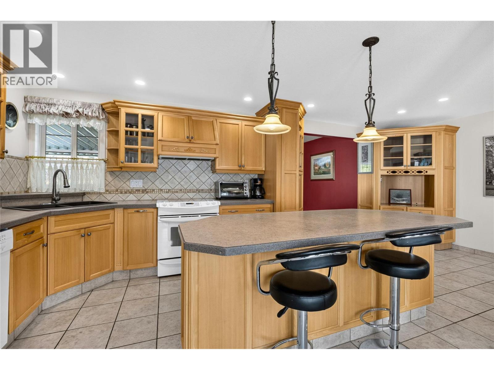 153 Yorkton Avenue, Penticton, British Columbia  V2A 3V3 - Photo 4 - 10403544